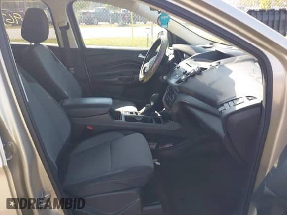 2017 Ford Escape SE z VIN 1FMCU9GDXHUC21779, wystawiony jako IAAI lot #43269673 z przebiegiem 131 569 mil mil oraz . Historia ofert i sprzedaży dostępna na DreamBid. Obrazek 5.
