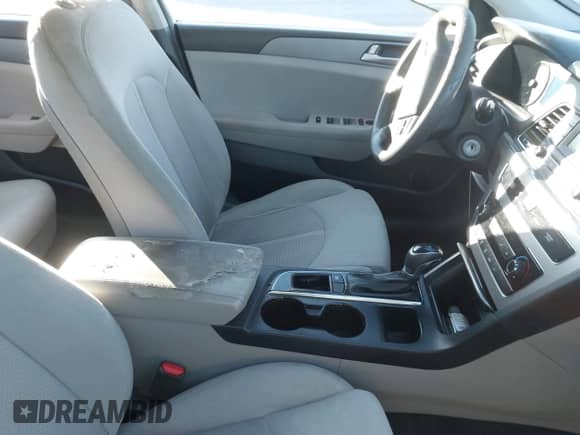 2017 Hyundai Sonata SE z VIN 5NPE24AF5HH534409, wystawiony jako IAAI lot #43306906 z przebiegiem 151 947 mil mil oraz . Historia ofert i sprzedaży dostępna na DreamBid. Obrazek 5.