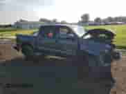 2020 Toyota Tacoma SR5 z VIN 3TMCZ5AN7LM291155, wystawiony jako Copart lot #67111255 z przebiegiem 106 969 mil mil oraz Szkoda całkowita • Salvage title. Historia ofert i sprzedaży dostępna na DreamBid. Obrazek 4.