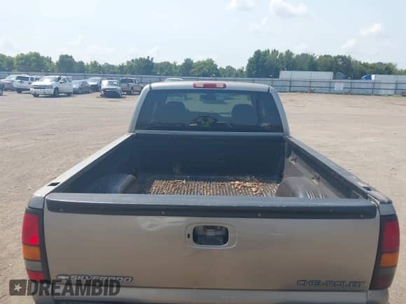 2000 Chevrolet Silverado 1500 LS z VIN 2GCEC19T8Y1312440, wystawiony jako IAAI lot #42914407 z przebiegiem 257 638 mil mil oraz . Historia ofert i sprzedaży dostępna na DreamBid. Obrazek 17.