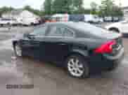 2016 Volvo S60 T5 Drive-E Premier z VIN YV126MFK7G2407961, wystawiony jako IAAI lot #42640958 z przebiegiem 96 884 mil mil oraz . Historia ofert i sprzedaży dostępna na DreamBid. Obrazek 3.