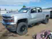 2018 Chevrolet Silverado 1500 LT z VIN 3GCUKREC0JG402410, wystawiony jako IAAI lot #43034711 z przebiegiem 73 836 mil mil oraz . Historia ofert i sprzedaży dostępna na DreamBid. Obrazek 2.
