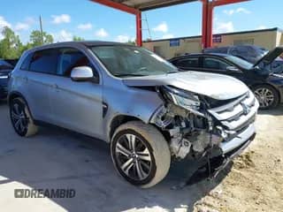 2022 Mitsubishi Outlander ES z VIN JA4ARUAU3NU021731, wystawiony jako IAAI lot #43218105 z przebiegiem 18 876 mil mil oraz . Historia ofert i sprzedaży dostępna na DreamBid. Obrazek 1.