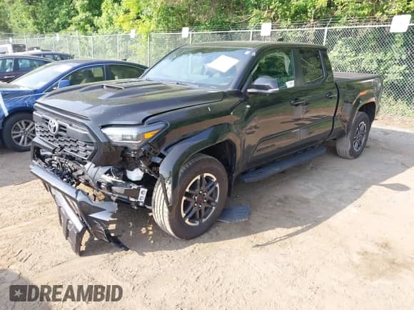 2024 Toyota Tacoma SR5 z VIN 3TMLB5JNXRM054348, wystawiony jako IAAI lot #42437739 z przebiegiem 11 274 mil mil oraz . Historia ofert i sprzedaży dostępna na DreamBid. Obrazek 17.
