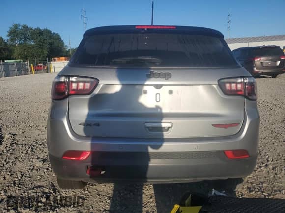2022 Jeep Compass Trailhawk z VIN 3C4NJDDB1NT132457, wystawiony jako Copart lot #70521195 z przebiegiem 60 495 mil mil oraz Szkoda całkowita • Salvage title. Historia ofert i sprzedaży dostępna na DreamBid. Obrazek 6.