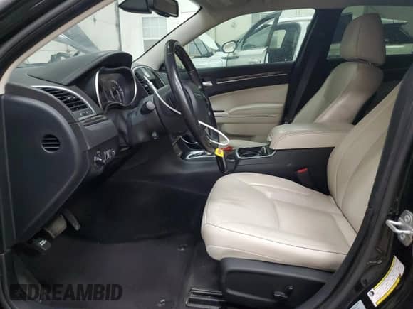 2018 Chrysler 300 Limited z VIN 2C3CCAKGXJH137775, wystawiony jako Copart lot #62379205 z przebiegiem Nie podano mil oraz Czysty tytuł • Clean title. Historia ofert i sprzedaży dostępna na DreamBid. Obrazek 7.