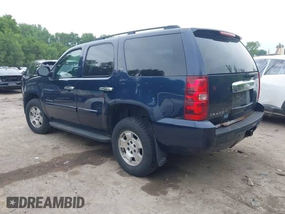 2008 Chevrolet Tahoe LTZ z VIN 1GNFK130X8R113023, wystawiony jako IAAI lot #42459482 z przebiegiem 206 965 mil mil oraz . Historia ofert i sprzedaży dostępna na DreamBid. Obrazek 3.