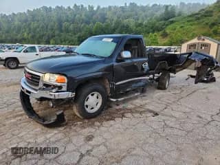 2004 GMC Sierra 1500 SLE z VIN 1GTEK14T34Z146811, wystawiony jako Copart lot #63136975 z przebiegiem 105 307 mil mil oraz Szkoda całkowita • Salvage title. Historia ofert i sprzedaży dostępna na DreamBid. Obrazek 1.