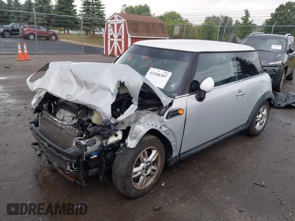 2012 MINI Hardtop z VIN WMWSU3C56CT539812, wystawiony jako IAAI lot #43268307 z przebiegiem 108 198 mil mil oraz . Historia ofert i sprzedaży dostępna na DreamBid. Obrazek 2.