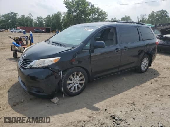 2015 Toyota Sienna LE z VIN 5TDJK3DC1FS112266, wystawiony jako Copart lot #60744095 z przebiegiem 84 619 mil mil oraz Szkoda całkowita • Salvage title. Historia ofert i sprzedaży dostępna na DreamBid. Obrazek 1.