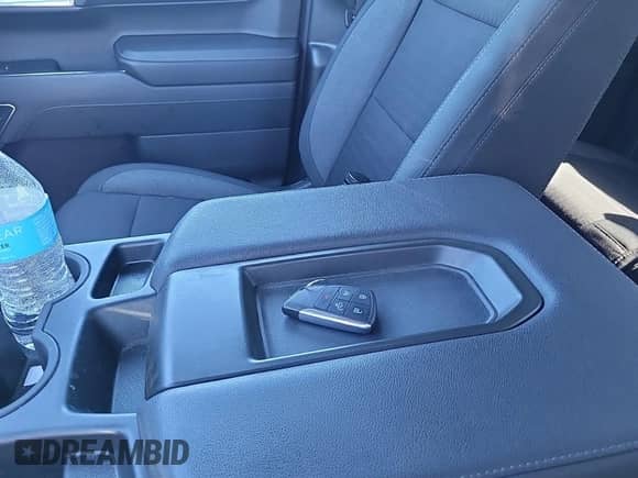 2024 Chevrolet Silverado 1500 LT z VIN 1GCRDDEK1RZ155405, wystawiony jako IAAI lot #43589544 z przebiegiem 50 431 mil mil oraz . Historia ofert i sprzedaży dostępna na DreamBid. Obrazek 13.