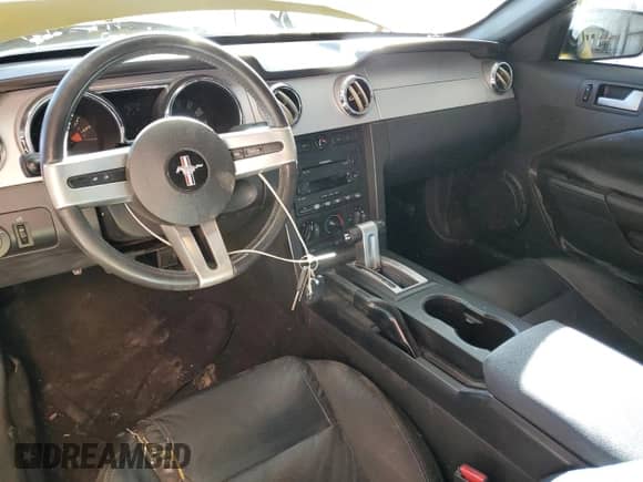 2005 Ford Mustang Deluxe z VIN 1ZVHT80N455200990, wystawiony jako Copart lot #86851105 z przebiegiem 240 478 mil mil oraz Szkoda całkowita • Salvage title. Historia ofert i sprzedaży dostępna na DreamBid. Obrazek 8.