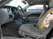 2008 Ford Mustang Deluxe z VIN 1ZVHT80N985173886, wystawiony jako Copart lot #70254335 z przebiegiem 206 558 mil mil oraz Szkoda całkowita • Salvage title. Historia ofert i sprzedaży dostępna na DreamBid. Obrazek 7.