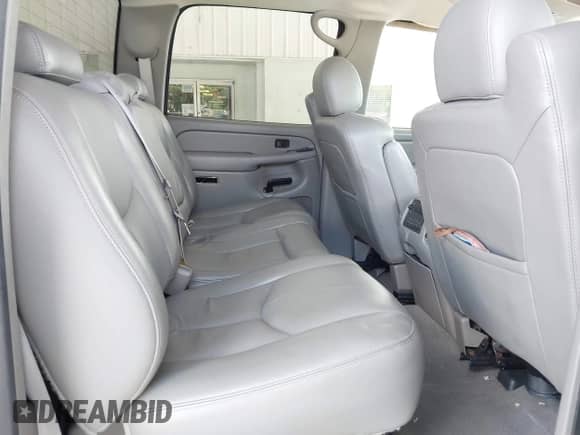 2005 Chevrolet Silverado 1500 LS z VIN 2GCEC13T551113785, wystawiony jako IAAI lot #42156343 z przebiegiem 125 581 mil mil oraz . Historia ofert i sprzedaży dostępna na DreamBid. Obrazek 8.