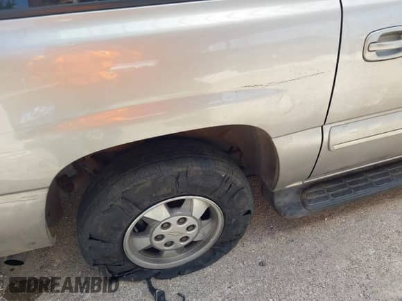 2003 Chevrolet Suburban LS z VIN 3GNEC16Z43G157689, wystawiony jako IAAI lot #42746658 z przebiegiem 291 612 mil mil oraz . Historia ofert i sprzedaży dostępna na DreamBid. Obrazek 12.