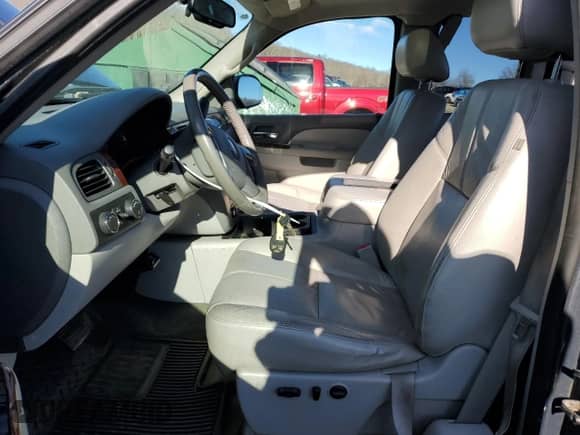 2011 GMC Sierra 1500 SLT z VIN 1GTR2WE38BZ359358, wystawiony jako Copart lot #86825744 z przebiegiem 151 640 mil mil oraz Czysty tytuł • Clean title. Historia ofert i sprzedaży dostępna na DreamBid. Obrazek 7.