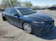 2021 Toyota Camry SE z VIN 4T1G11AK9MU526316, wystawiony jako Copart lot #70676595 z przebiegiem 85 227 mil mil oraz Szkoda całkowita • Salvage title. Historia ofert i sprzedaży dostępna na DreamBid. Obrazek 4.