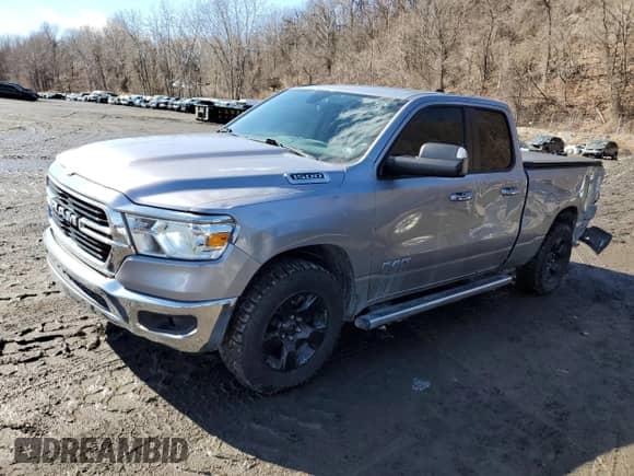 2020 Ram 1500 Big Horn z VIN 1C6RRFBG4LN343077, wystawiony jako Copart lot #47113745 z przebiegiem 69 220 mil mil oraz Szkoda całkowita • Salvage title. Historia ofert i sprzedaży dostępna na DreamBid. Obrazek 1.