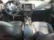 2019 Jeep Compass Limited z VIN 3C4NJDCB1KT621065, wystawiony jako Copart lot #81983025 z przebiegiem 106 745 mil mil oraz Szkoda całkowita • Salvage title. Historia ofert i sprzedaży dostępna na DreamBid. Obrazek 8.