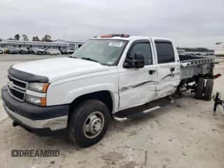 2007 Chevrolet Silverado 3500 DRW LT3 z VIN 1GCJK33D77F153108, wystawiony jako Copart lot #69105584 z przebiegiem 75 905 mil mil oraz Szkoda całkowita • Salvage title. Historia ofert i sprzedaży dostępna na DreamBid. Obrazek 1.
