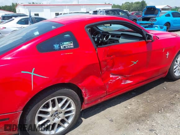 2014 Ford Mustang Premium с VIN 1ZVBP8AMXE5270445, выставлен на аукционе IAAI как лот 42622897 с пробегом 108 017 миль миль и . История ставок и продаж доступна на DreamBid. Изображение 6.