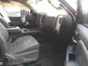 2017 GMC Sierra 1500 SLT z VIN 3GTU2NEJXHG390025, wystawiony jako IAAI lot #43466901 z przebiegiem 66 494 mil mil oraz . Historia ofert i sprzedaży dostępna na DreamBid. Obrazek 5.