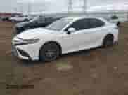 2021 Toyota Camry SE z VIN 4T1S11AK5MU561378, wystawiony jako Copart lot #51075785 z przebiegiem 80 781 mil mil oraz Szkoda całkowita • Salvage title. Historia ofert i sprzedaży dostępna na DreamBid. Obrazek 1.