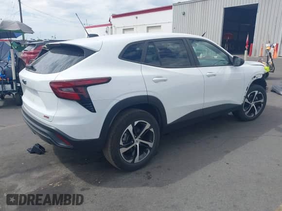 2024 Chevrolet Trax 1RS с VIN KL77LGE24RC085233, выставлен на аукционе IAAI как лот 43039867 с пробегом 37 830 миль миль и . История ставок и продаж доступна на DreamBid. Изображение 4.