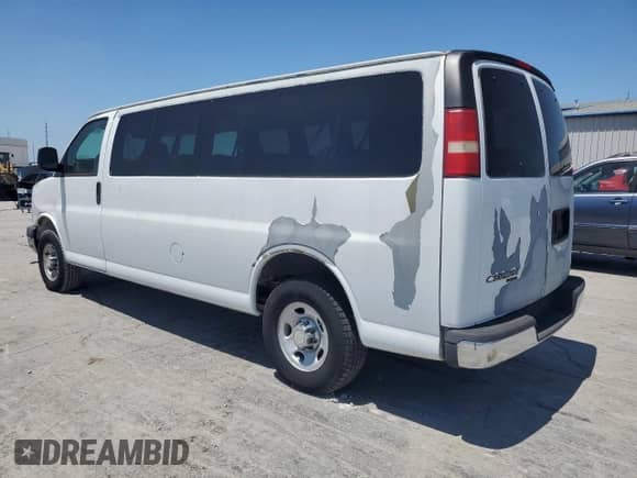 2007 Chevrolet Express Passenger with VIN 1GAHG39U971146710, listed as a Copart auction lot 57608615 with 30,565 mi miles and Salvage title. Bid and sale history available at DreamBid. Image 2.