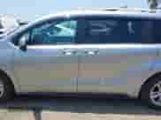 2023 Toyota Sienna Limited с VIN 5TDZSKFC5PS104795, выставлен на аукционе IAAI как лот 42573129 с пробегом 27 724 миль миль и . История ставок и продаж доступна на DreamBid. Изображение 15.