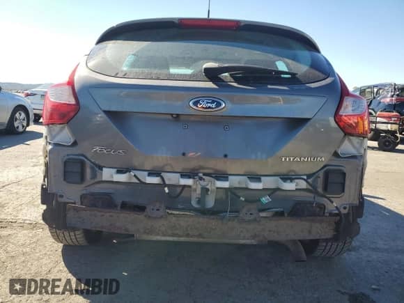 2014 Ford Focus Titanium z VIN 1FADP3N21EL401691, wystawiony jako Copart lot #81896875 z przebiegiem 130 748 mil mil oraz Szkoda całkowita • Salvage title. Historia ofert i sprzedaży dostępna na DreamBid. Obrazek 6.