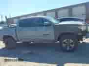 2019 Toyota Tacoma TRD Off Road z VIN 3TMCZ5AN2KM207371, wystawiony jako IAAI lot #43130878 z przebiegiem 104 178 mil mil oraz . Historia ofert i sprzedaży dostępna na DreamBid. Obrazek 13.