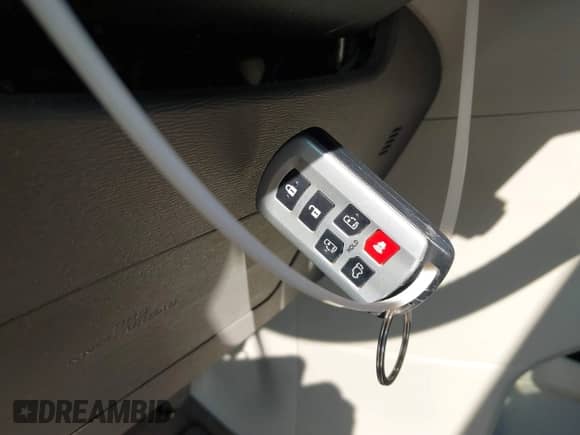 2017 Toyota Sienna XLE Auto Access Seat z VIN 5TDYZ3DC0HS886182, wystawiony jako IAAI lot #43382382 z przebiegiem 131 422 mil mil oraz . Historia ofert i sprzedaży dostępna na DreamBid. Obrazek 11.