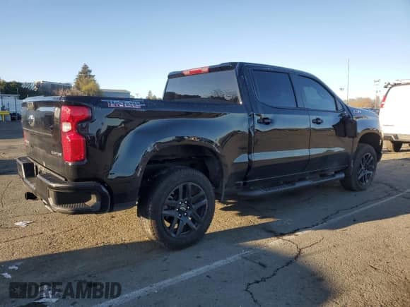 2024 Chevrolet Silverado 1500 Custom Trail Boss z VIN 3GCUDCE83RG218772, wystawiony jako Copart lot #44648145 z przebiegiem 8 672 mil mil oraz Szkoda całkowita • Salvage title. Historia ofert i sprzedaży dostępna na DreamBid. Obrazek 3.
