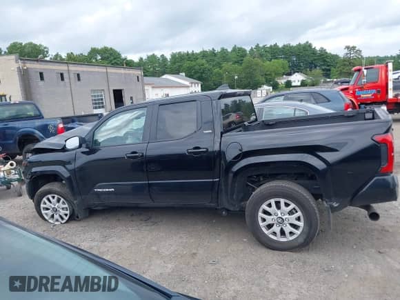 2024 Toyota Tacoma SR5 z VIN 3TYLB5JN3RT002144, wystawiony jako IAAI lot #42727494 z przebiegiem 20 489 mil mil oraz . Historia ofert i sprzedaży dostępna na DreamBid. Obrazek 13.
