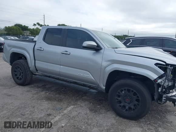 2024 Toyota Tacoma SR5 z VIN 3TMKB5FN0RM013747, wystawiony jako IAAI lot #41411768 z przebiegiem 7 906 mil mil oraz . Historia ofert i sprzedaży dostępna na DreamBid. Obrazek 1.