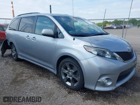 2011 Toyota Sienna SE z VIN 5TDXK3DC4BS152605, wystawiony jako IAAI lot #42197758 z przebiegiem 202 829 mil mil oraz . Historia ofert i sprzedaży dostępna na DreamBid. Obrazek 1.