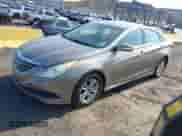 2014 Hyundai Sonata GLS z VIN 5NPEB4ACXEH838269, wystawiony jako IAAI lot #42968890 z przebiegiem 109 056 mil mil oraz . Historia ofert i sprzedaży dostępna na DreamBid. Obrazek 2.