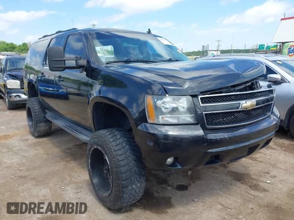 2010 Chevrolet Suburban LT z VIN 1GNUCJE08AR133987, wystawiony jako IAAI lot #42413997 z przebiegiem 268 401 mil mil oraz . Historia ofert i sprzedaży dostępna na DreamBid. Obrazek 1.