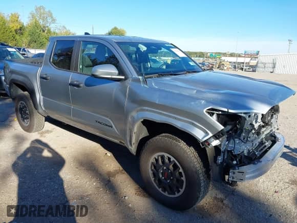 2025 Toyota Tacoma SR z VIN 3TMLB5JN9SM119566, wystawiony jako IAAI lot #43569506 z przebiegiem 12 312 mil mil oraz . Historia ofert i sprzedaży dostępna na DreamBid. Obrazek 1.