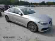 2019 BMW 5 Series 530i z VIN WBAJA5C51KBX46841, wystawiony jako Copart lot #86274985 z przebiegiem 87 490 mil mil oraz Czysty tytuł • Clean title. Historia ofert i sprzedaży dostępna na DreamBid. Obrazek 4.