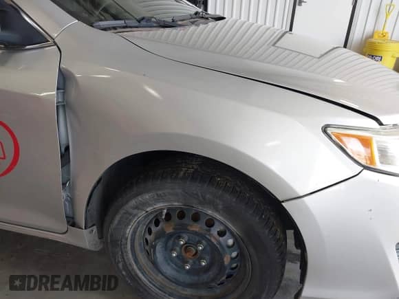 2013 Toyota Camry LE z VIN 4T1BD1FK8DU064728, wystawiony jako IAAI lot #42398146 z przebiegiem 100 867 mil mil oraz . Historia ofert i sprzedaży dostępna na DreamBid. Obrazek 18.