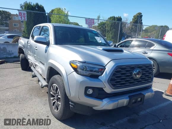2022 Toyota Tacoma SR5 z VIN 3TMDZ5BN6NM122590, wystawiony jako IAAI lot #41714578 z przebiegiem 56 472 mil mil oraz . Historia ofert i sprzedaży dostępna na DreamBid. Obrazek 1.