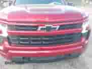 2022 Chevrolet Silverado 1500 RST z VIN 1GCUDEETXNZ561489, wystawiony jako IAAI lot #41959032 z przebiegiem 80 614 mil mil oraz . Historia ofert i sprzedaży dostępna na DreamBid. Obrazek 6.