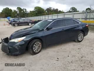 2017 Toyota Camry LE z VIN 4T1BF1FK2HU446723, wystawiony jako Copart lot #85264675 z przebiegiem 110 960 mil mil oraz Szkoda całkowita • Salvage title. Historia ofert i sprzedaży dostępna na DreamBid. Obrazek 1.