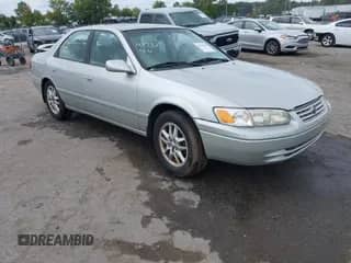 2001 Toyota Camry LE z VIN 4T1BF28K51U961725, wystawiony jako IAAI lot #40330589 z przebiegiem 244 941 mil mil oraz . Historia ofert i sprzedaży dostępna na DreamBid. Obrazek 1.