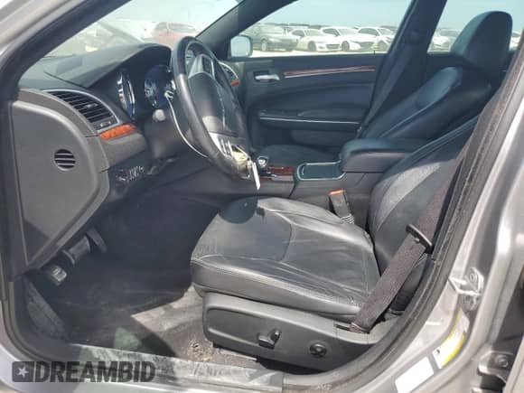 2014 Chrysler 300 z VIN 2C3CCARG3EH120506, wystawiony jako Copart lot #67546344 z przebiegiem 79 129 mil mil oraz Szkoda całkowita • Salvage title. Historia ofert i sprzedaży dostępna na DreamBid. Obrazek 7.