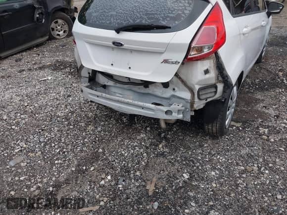 2014 Ford Fiesta S z VIN 3FADP4TJ1EM191222, wystawiony jako IAAI lot #42456575 z przebiegiem 110 969 mil mil oraz . Historia ofert i sprzedaży dostępna na DreamBid. Obrazek 6.