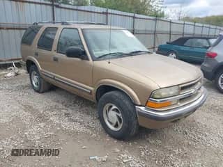 1999 Chevrolet Blazer LS z VIN 1GNDT13W3X2116071, wystawiony jako IAAI lot #43497351 z przebiegiem 53 255 mil mil oraz . Historia ofert i sprzedaży dostępna na DreamBid. Obrazek 1.