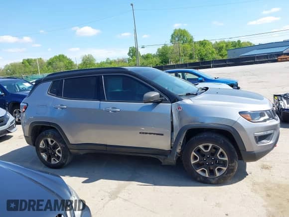 2018 Jeep Compass Trailhawk z VIN 3C4NJDDB9JT272864, wystawiony jako IAAI lot #42284940 z przebiegiem Nie podano mil oraz . Historia ofert i sprzedaży dostępna na DreamBid. Obrazek 12.